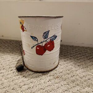 Vintage USA Bromwell’s Metal Flour Sifter 3-Cup Measuring